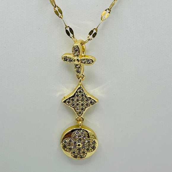 18KT Gold Flour Leaf Clover Lariat Cubic Zircon Necklace - Picture 5 of 7